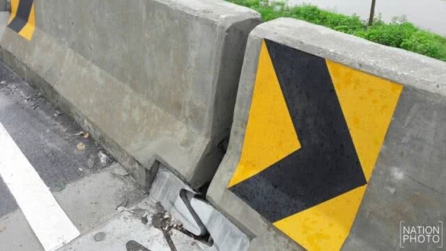 ปิดชั่วคราว! สะพานต่างระดับเข้าห้าง
"ฟิวเจอร์พาร์ครังสิต" มีรอยแยก