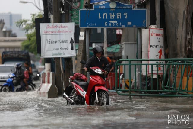 แยกเกษตรน้ำขังรอการระบาย
ประชาชนสัญจรไปมาลำบาก