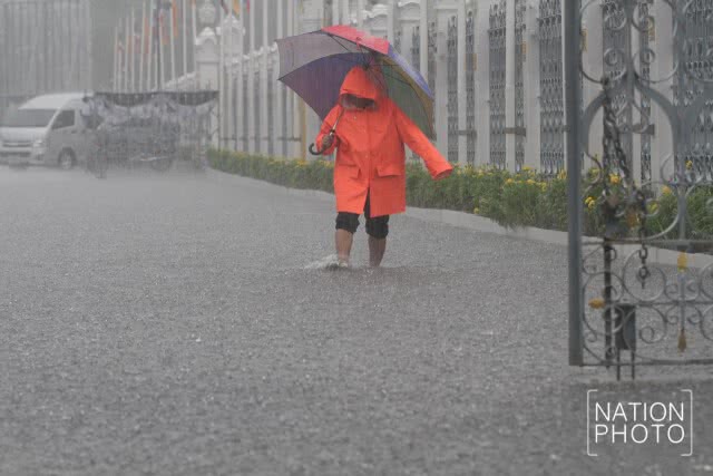 ทำเนียบฯ ฝนกระหน่ำ!
