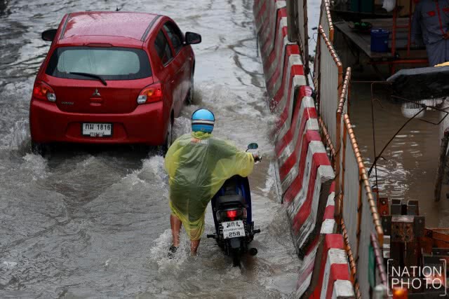 แยกเกษตรน้ำขังรอการระบาย
ประชาชนสัญจรไปมาลำบาก