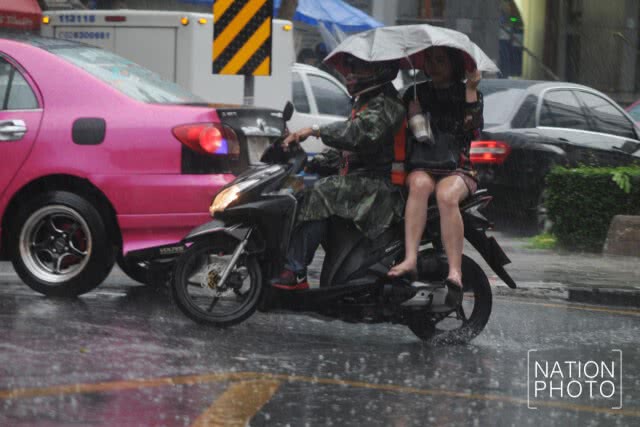 สีลมฝนตกหนัก