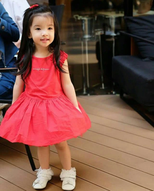 ลูกไม้ใต้ต้น "ออย ธนา" เผย "น้องรีนา" ฉายแววสู่วงการบันเทิง