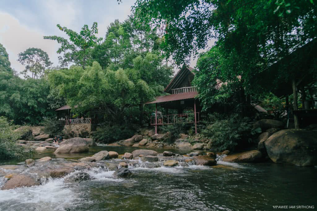 ดื่มด่ำบรรยากาศหน้าฝน กับบ้านสวนริมน้ำ จังหวัดจันทบุรี ดื่มด่ำบรรยากาศหน้าฝน กับบ้านสวนริมน้ำ จังหวัดจันทบุรี