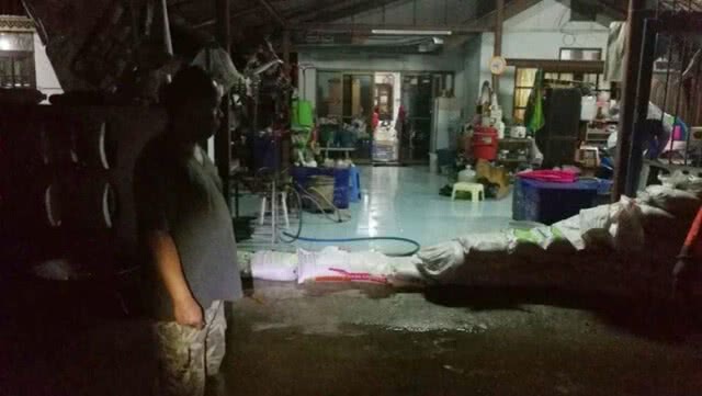 โคราชฝนตกต่อเนื่อง
บ้านกว่า 50 หลังคาเรือนน้ำท่วมขัง