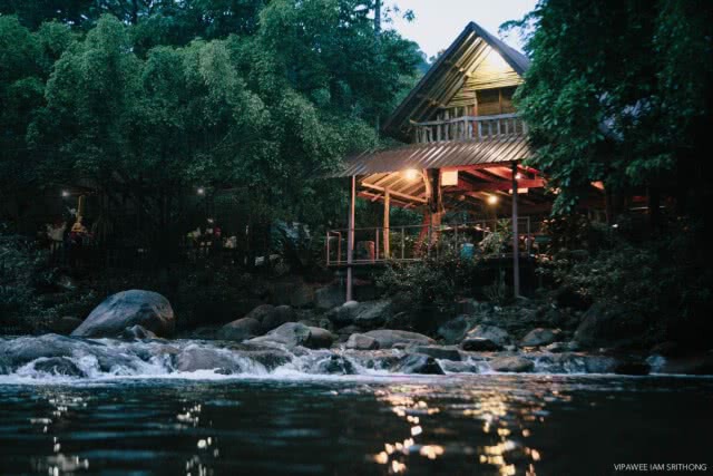 ดื่มด่ำบรรยากาศหน้าฝน กับบ้านสวนริมน้ำ จังหวัดจันทบุรี