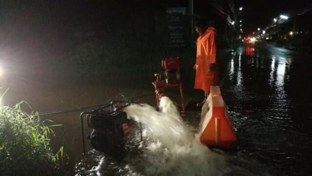 โคราชฝนตกต่อเนื่อง
บ้านกว่า 50 หลังคาเรือนน้ำท่วมขัง