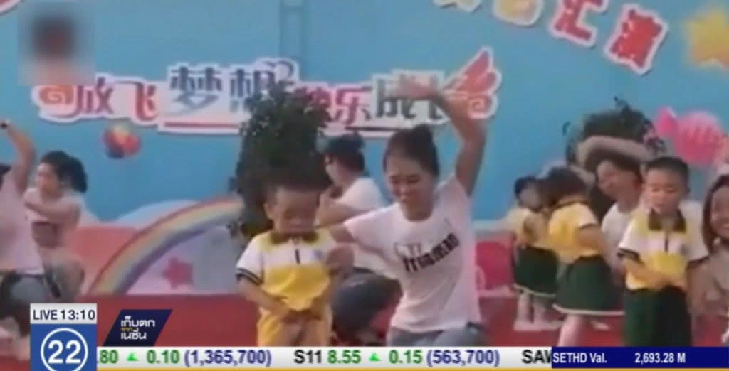 นักเรียนอนุบาลจีน แสดงละครเวที แต่ผิดคิว