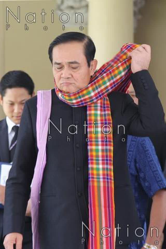 นายกฯ โพสต์ท่า พาดผ้าขาวม้า...แต่ยังงดสัมภาษณ์สื่อ