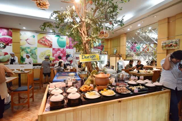 โรงแรมใบหยกสกายเอาใจคนรักทุเรียนด้วยบุฟเฟ่ต์ผลไม้ทานได้ไม่อั้น