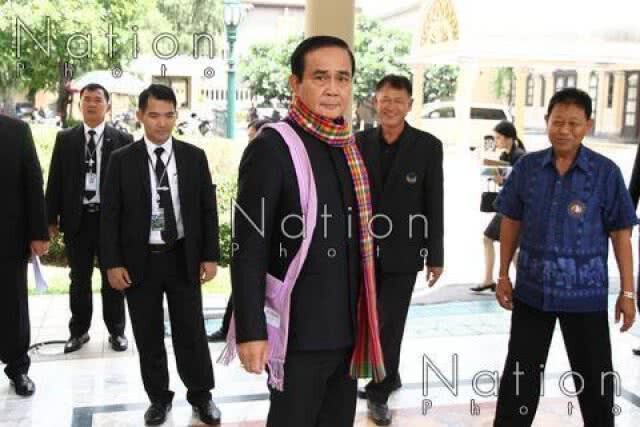 นายกฯ โพสต์ท่า พาดผ้าขาวม้า...แต่ยังงดสัมภาษณ์สื่อ