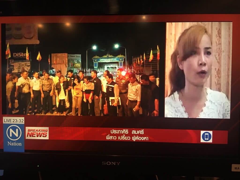 แม่ "เปรี้ยว" ดีใจ ลูกสาวกลับมาสู่กระบวนการยุติธรรม
ด้านพ่อ "แอ๋ม" เผยดีใจมากที่เจ้าหน้าที่ทำงานเร็ว แม่ "เปรี้ยว" ดีใจ ลูกสาวกลับมาสู่กระบวนการยุติธรรม
ด้านพ่อ "แอ๋ม" เผยดีใจมากที่เจ้าหน้าที่ทำงานเร็ว