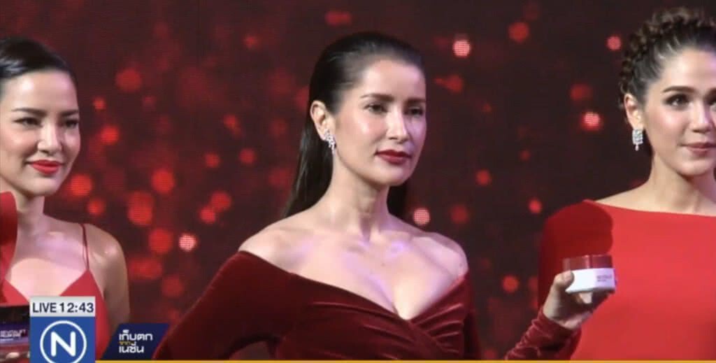 "แอน ทองประสม" สวยสง่าในชุดสีแดง ปัดรับงานเซ็กซี่ "แอน ทองประสม" สวยสง่าในชุดสีแดง ปัดรับงานเซ็กซี่