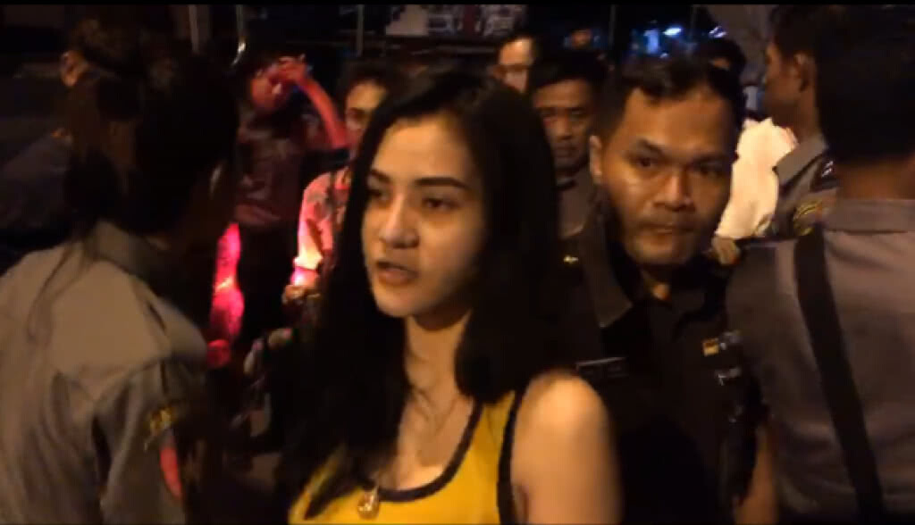 คลิปนาทีส่งมอบตัว"เปรี้ยว-พวก"แก๊งฆ่าหั่นศพ คลิปนาทีส่งมอบตัว"เปรี้ยว-พวก"แก๊งฆ่าหั่นศพ