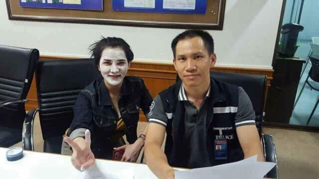 แบบนี้ก็ได้หรอ! "เปรียว-แจ้-เอิร์น" ไม่สลด เสริมสวย หน้าระรื่นขณะถูกคุมตัว