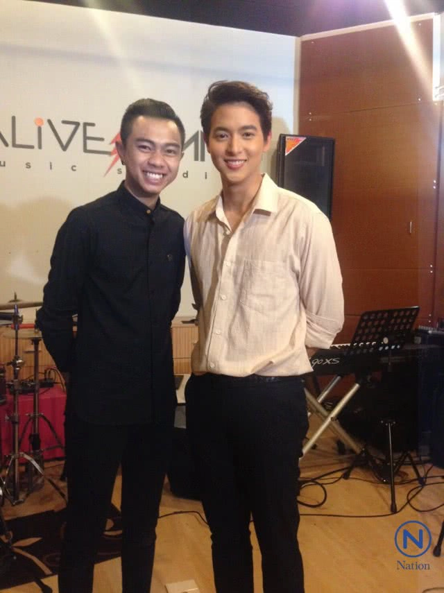 "เจมส์ จิรายุ" ซ้อมเพลง"คำแพง"
ประชัน "แซ็ค ชุมแพ" โชว์งานแฟนมีตที่สปป.ลาว