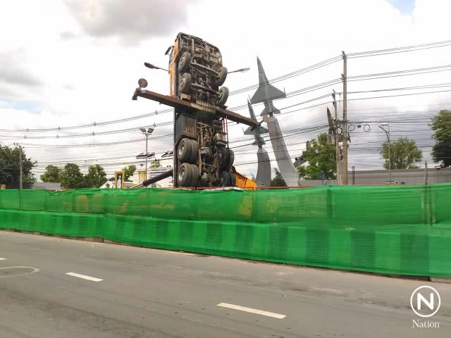 รถเครนหงายชี้ฟ้า! ระหว่างแนวก่อสร้างรถไฟฟ้าสายสีเขียวเข้ม ไร้เจ็บ