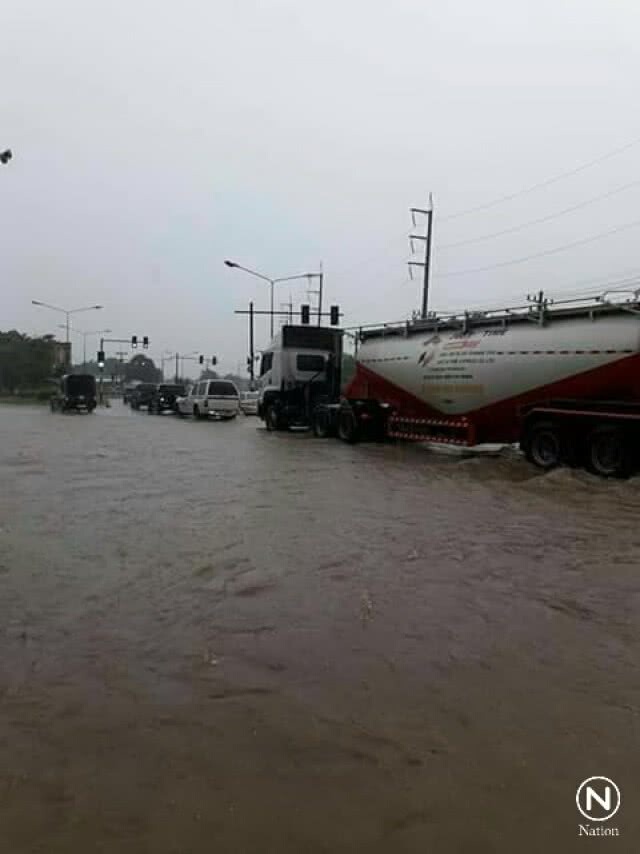 ฝนถล่มแม่จัน ชั่วโมงเดียวท่วมหนัก! ถนนกลายเป็นแม่น้ำ