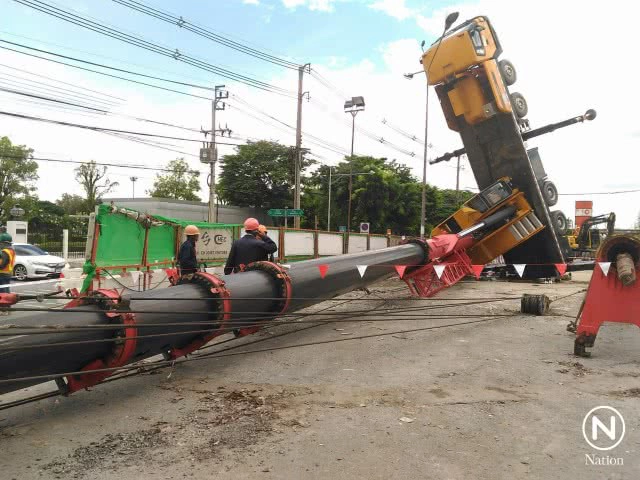 รถเครนหงายชี้ฟ้า! ระหว่างแนวก่อสร้างรถไฟฟ้าสายสีเขียวเข้ม ไร้เจ็บ