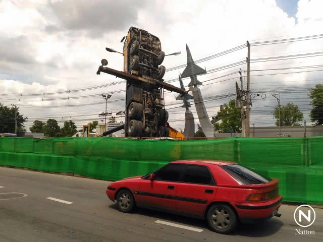 รถเครนหงายชี้ฟ้า! ระหว่างแนวก่อสร้างรถไฟฟ้าสายสีเขียวเข้ม ไร้เจ็บ