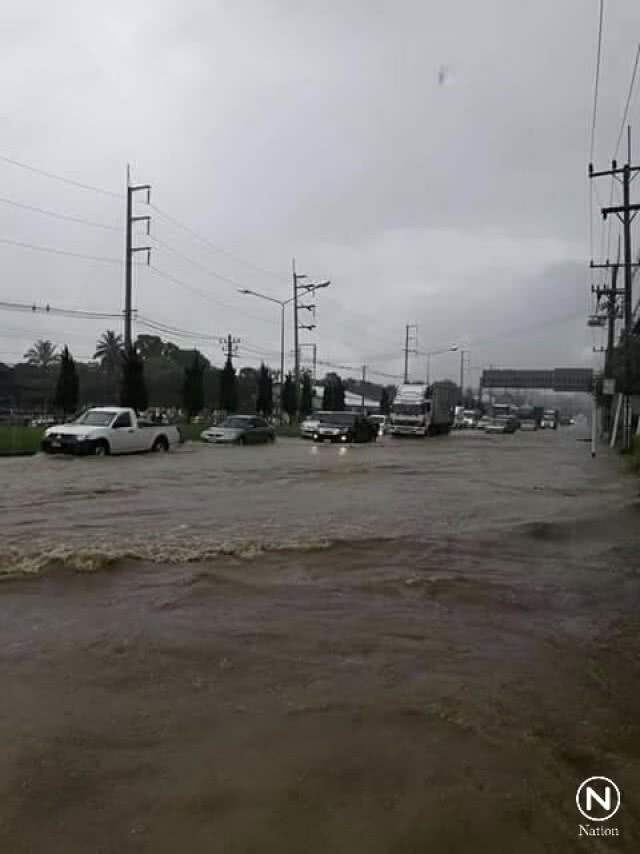 ฝนถล่มแม่จัน ชั่วโมงเดียวท่วมหนัก! ถนนกลายเป็นแม่น้ำ