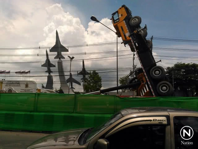 รถเครนหงายชี้ฟ้า! ระหว่างแนวก่อสร้างรถไฟฟ้าสายสีเขียวเข้ม ไร้เจ็บ