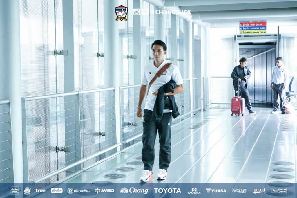 มืออาชีพ! "ลีซอ" อวยพรรุ่นน้อง "ช้างศึก" แม้ไร้ชื่อติดทีมชาติ