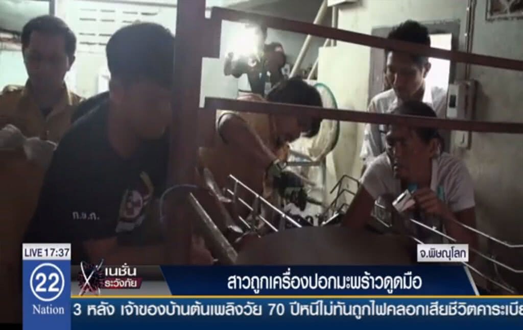 สาว่ถูกเครื่องปอกมะพร้าวดูดมือ สาว่ถูกเครื่องปอกมะพร้าวดูดมือ