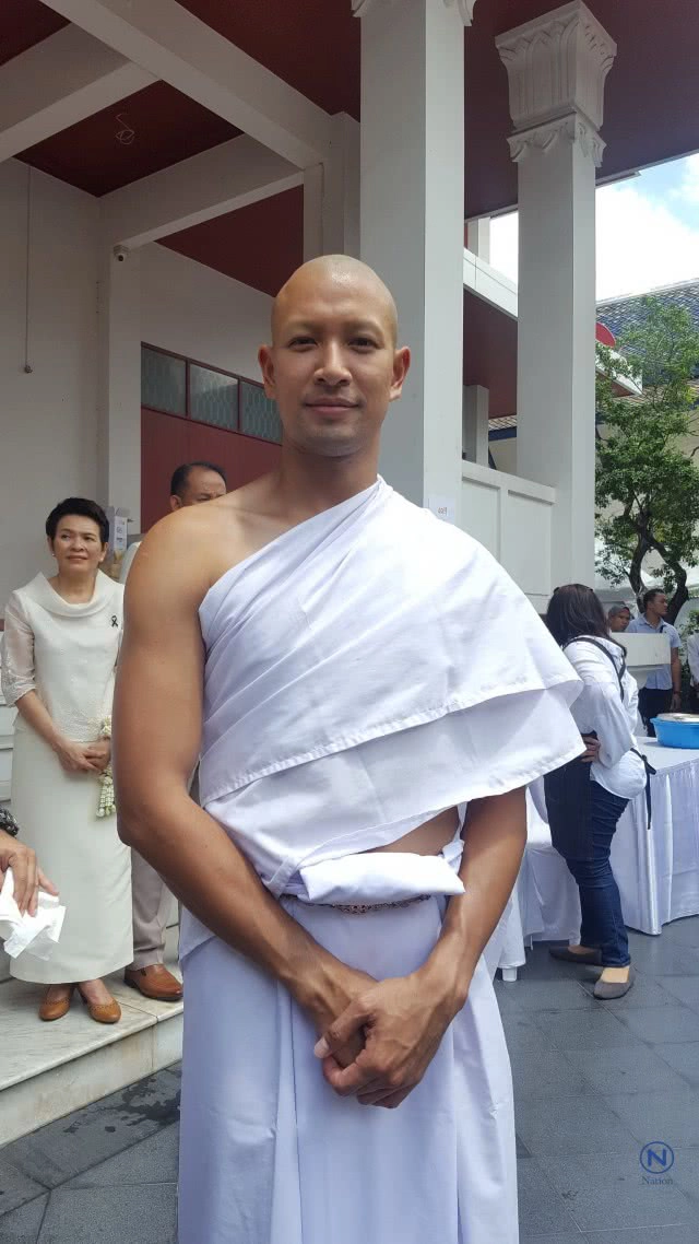 "เกรท-วรินทร" บวชทดแทนคุณพ่อแม่
ได้ฉายาทางธรรม "ชวินโท"