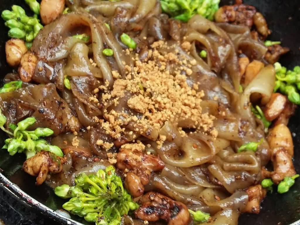 ครัวน้าคม : เส้นใหญ่ผัดพริกแกงไก่ดอกขจรใส่ถั่วบด ครัวน้าคม : เส้นใหญ่ผัดพริกแกงไก่ดอกขจรใส่ถั่วบด