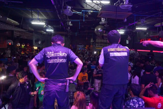 กรมการปกครอง บุกตรวจ! ผับกลางเมืองสุพรรณ พบฉี่ม่วง 10 ราย 66 คน อายุต่ำกว่า 20