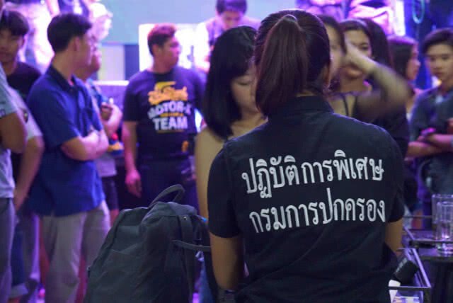 กรมการปกครอง บุกตรวจ! ผับกลางเมืองสุพรรณ พบฉี่ม่วง 10 ราย 66 คน อายุต่ำกว่า 20
