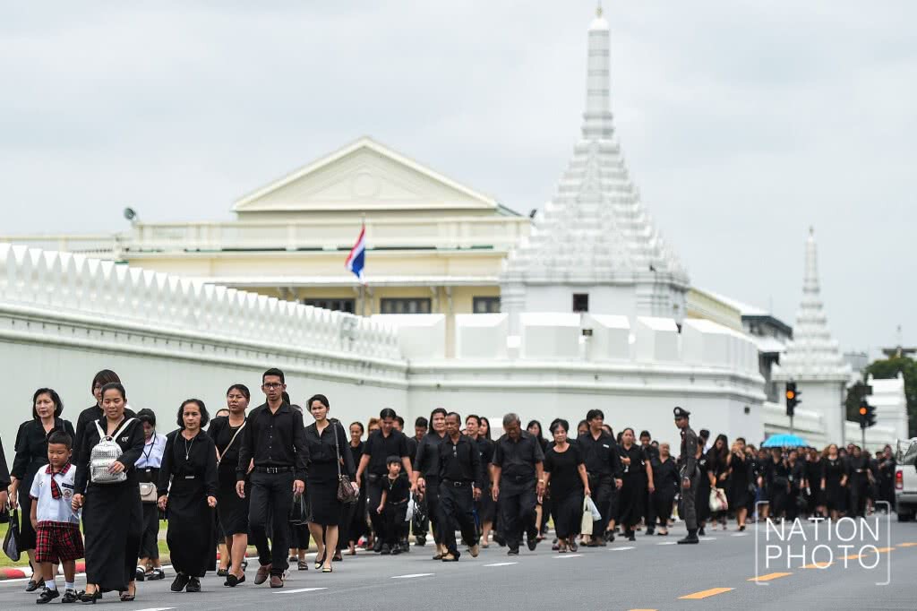 ประชาชนเข้ากราบสักการะพระบรมศพ ในหลวง ร.๙ (๑๑ มิ.ย.๖๐)