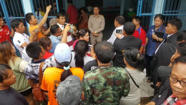 วุ่นหนัก !! ลงประชามติขับ ผญบ.สระแก้ว รวมตัวประท้วงกดดันถึงศาลากลาง