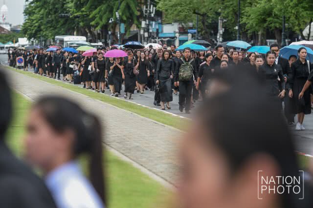 ประชาชนเข้ากราบสักการะพระบรมศพ ในหลวง ร.๙ (๑๑ มิ.ย.๖๐)