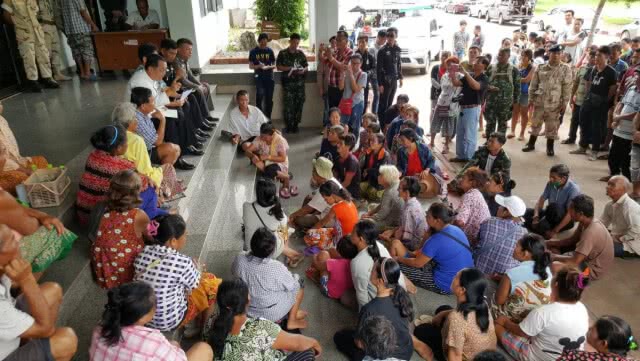วุ่นหนัก !! ลงประชามติขับ ผญบ.สระแก้ว รวมตัวประท้วงกดดันถึงศาลากลาง