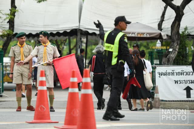 นร.จิตอาสาช่วยเหลือ ปชช.รอบสนามหลวง