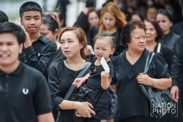 ประชาชนเข้ากราบสักการะพระบรมศพ ในหลวง ร.๙ (๑๑ มิ.ย.๖๐)