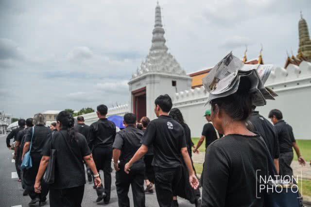ประชาชนเข้ากราบสักการะพระบรมศพ ในหลวง ร.๙ (๑๑ มิ.ย.๖๐)