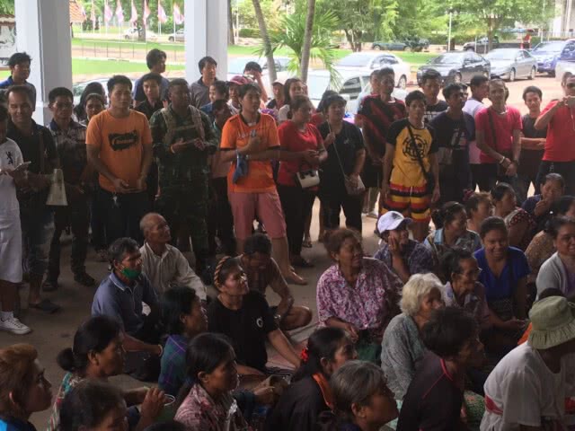 วุ่นหนัก !! ลงประชามติขับ ผญบ.สระแก้ว รวมตัวประท้วงกดดันถึงศาลากลาง
