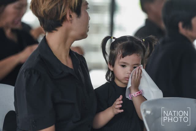 ประชาชนเข้ากราบสักการะพระบรมศพ ในหลวง ร.๙ (๑๑ มิ.ย.๖๐)