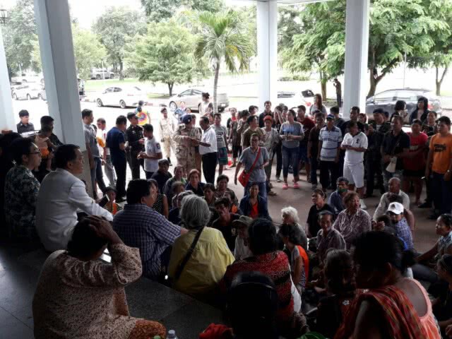 วุ่นหนัก !! ลงประชามติขับ ผญบ.สระแก้ว รวมตัวประท้วงกดดันถึงศาลากลาง