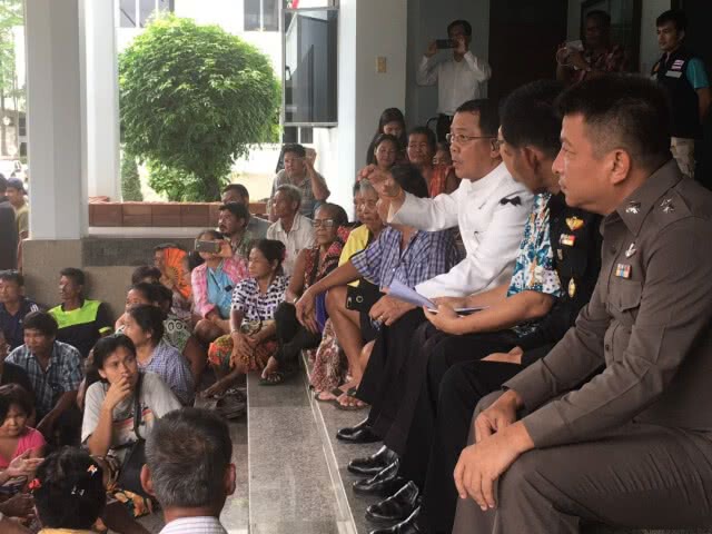 วุ่นหนัก !! ลงประชามติขับ ผญบ.สระแก้ว รวมตัวประท้วงกดดันถึงศาลากลาง