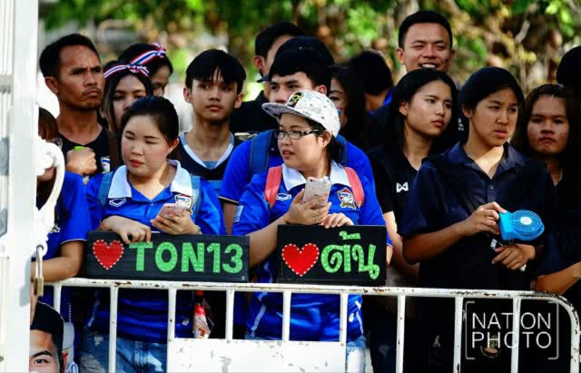 นักเตะทีมชาติไทย สักการะไหว้ศาลพระภูมิ เพื่อความเป็นสิริมงคล ก่อนฟาดแข้งสหรัฐอาหรับเอมิเรตส์