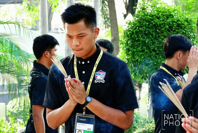 นักเตะทีมชาติไทย สักการะไหว้ศาลพระภูมิ เพื่อความเป็นสิริมงคล ก่อนฟาดแข้งสหรัฐอาหรับเอมิเรตส์