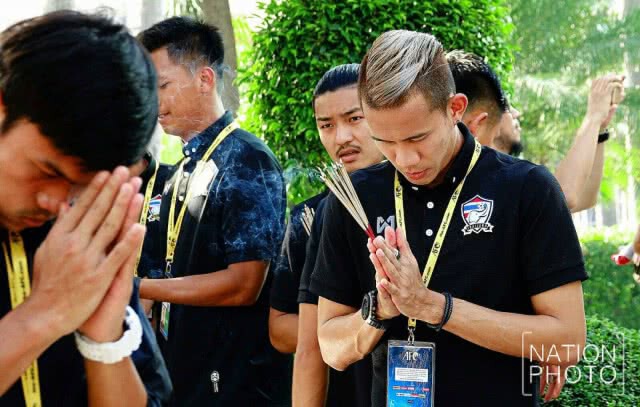 นักเตะทีมชาติไทย สักการะไหว้ศาลพระภูมิ เพื่อความเป็นสิริมงคล ก่อนฟาดแข้งสหรัฐอาหรับเอมิเรตส์