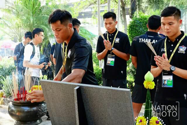 นักเตะทีมชาติไทย สักการะไหว้ศาลพระภูมิ เพื่อความเป็นสิริมงคล ก่อนฟาดแข้งสหรัฐอาหรับเอมิเรตส์