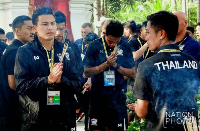 นักเตะทีมชาติไทย สักการะไหว้ศาลพระภูมิ เพื่อความเป็นสิริมงคล ก่อนฟาดแข้งสหรัฐอาหรับเอมิเรตส์