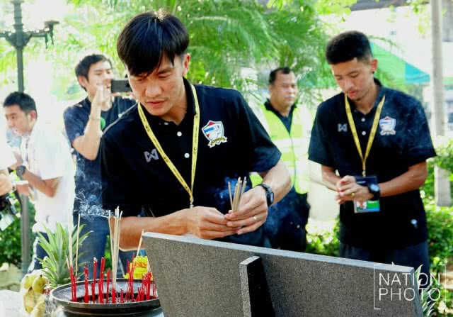 นักเตะทีมชาติไทย สักการะไหว้ศาลพระภูมิ เพื่อความเป็นสิริมงคล ก่อนฟาดแข้งสหรัฐอาหรับเอมิเรตส์