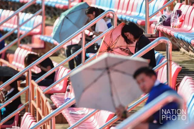 แดดร้อนก็ไม่หวั่น... แฟนบอลช้างศึกไทย