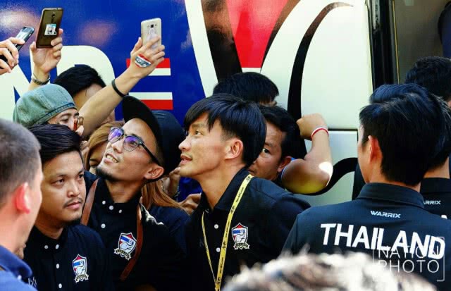 นักเตะทีมชาติไทย สักการะไหว้ศาลพระภูมิ เพื่อความเป็นสิริมงคล ก่อนฟาดแข้งสหรัฐอาหรับเอมิเรตส์